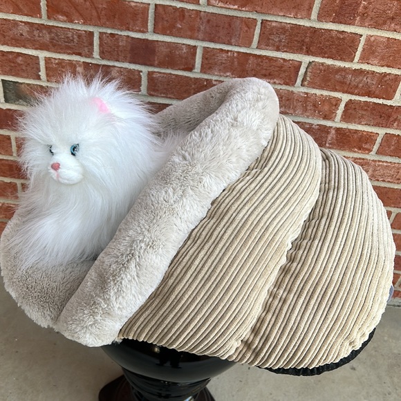 Sleepy Pet TwoTone Giant Slipper Pet Bed - Picture 3 of 11